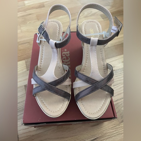 Andrea wedges, New in box - Picture 5 of 6